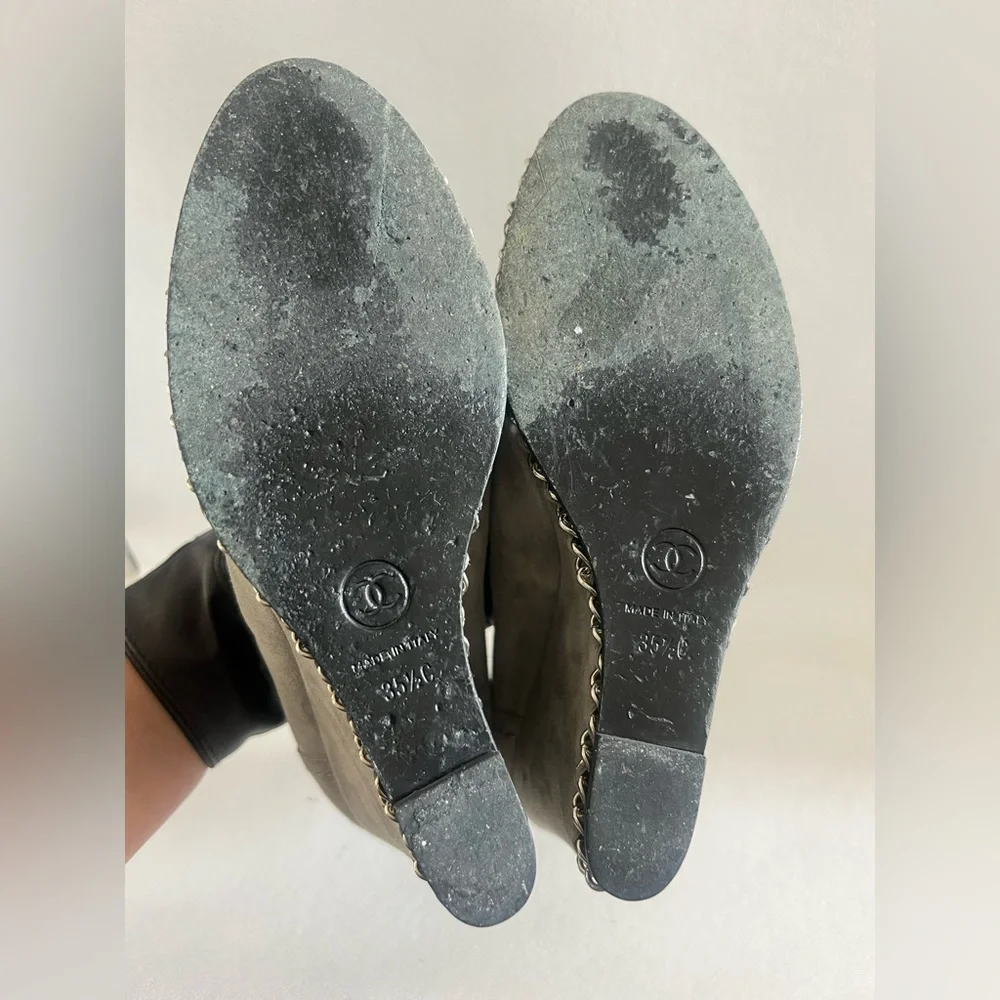 Chanel interlocking cc suede pump